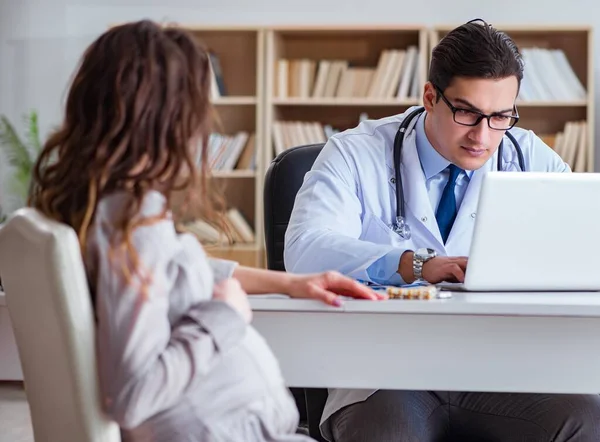 Donna incinta in visita dal medico per consultazione — Foto Stock