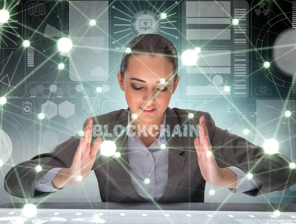 Empresária no conceito criptomoeda blockchain — Fotografia de Stock