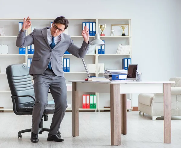 Empresario divirtiéndose tomando un descanso en la oficina en el trabajo —  Fotos de Stock