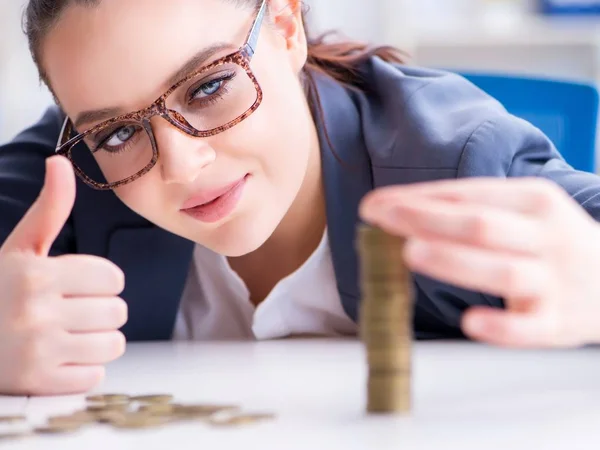 外国為替の概念でコインを持つビジネス女性 — ストック写真