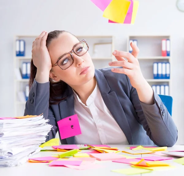 Geschäftsfrau mit widersprüchlichen Prioritäten im Amt — Stockfoto