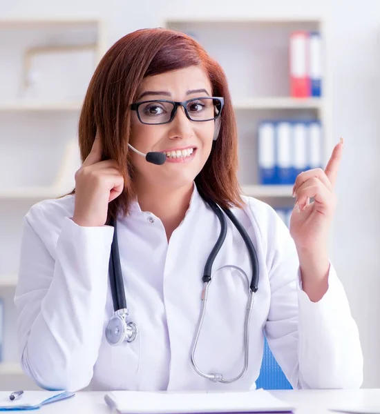 Woman doctor in telemedicine concept — Stock Photo, Image