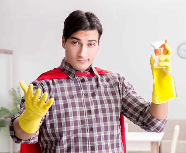Супергерой-уборщик, выполняющий домашнюю работу — стоковое фото