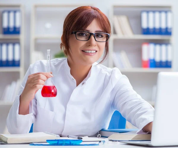 Wissenschaftlerin bei einem Experiment in einem Labor — Stockfoto