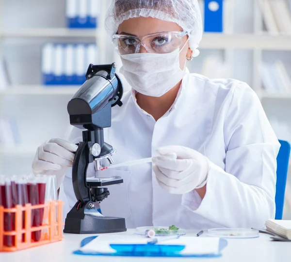 Pesquisadora cientista conduzindo uma experiência em um labora — Fotografia de Stock