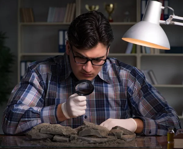 Archéologue travaillant tard dans la nuit au bureau — Photo