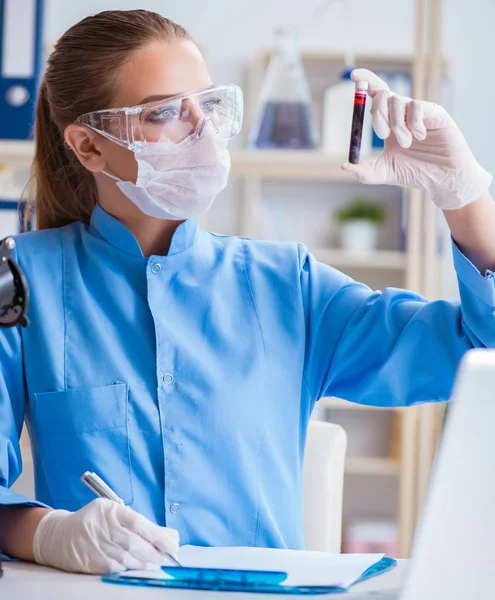 Investigadora científica que realiza un experimento en un labora — Foto de Stock