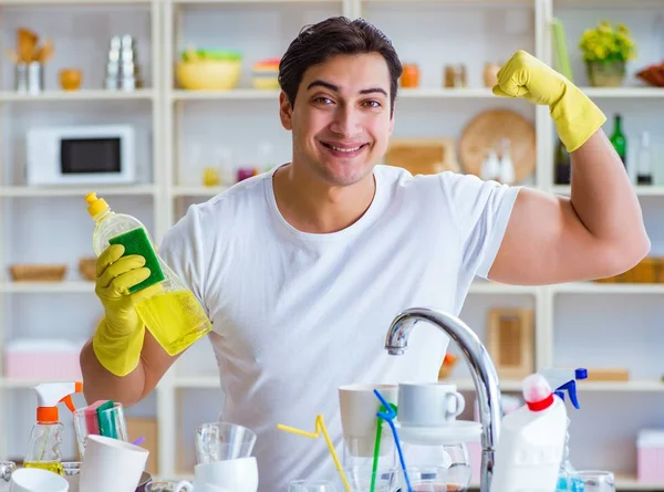 Хороший муж моет посуду дома — стоковое фото