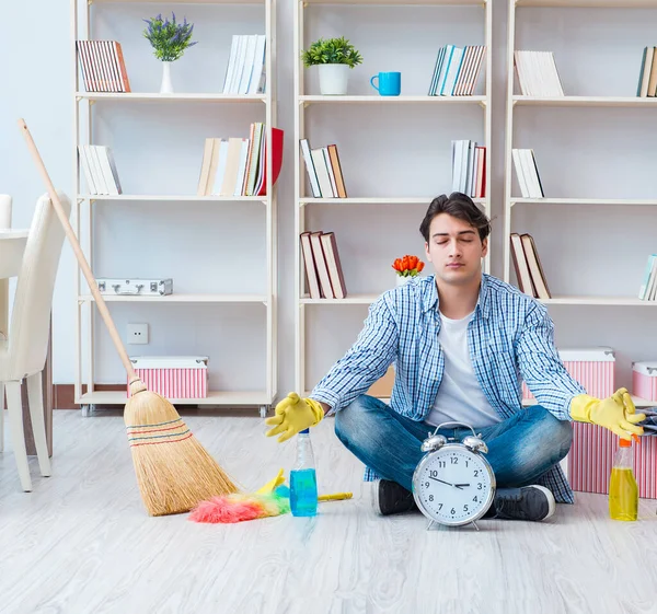 Hombre haciendo limpieza en casa —  Fotos de Stock