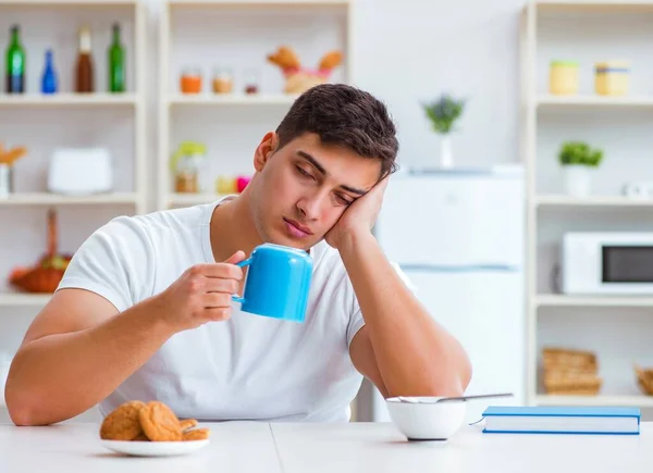 Homem adormecendo durante seu café da manhã após horas extras de trabalho — Fotografia de Stock