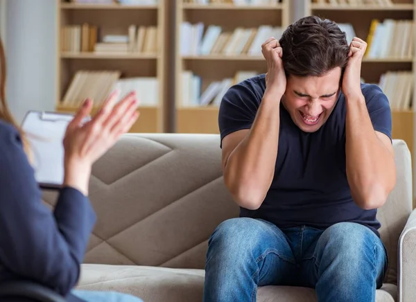 Patient zur Untersuchung beim Psychiater — Stockfoto