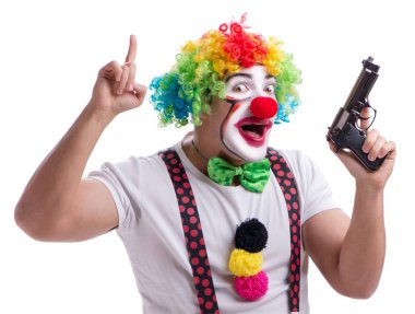 Beyaz arka planda izole edilmiş silahlı komik bir palyaço.