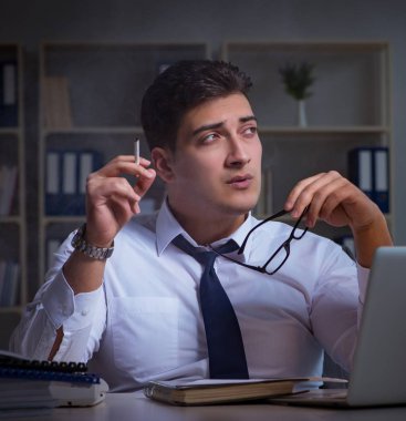 Stres altındaki iş adamı ofiste sigara içiyor