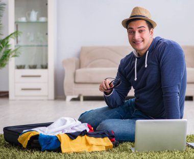 Tatil gezisini haritayla planlayan adam