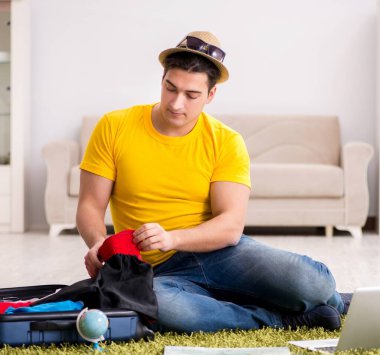 Tatil gezisini haritayla planlayan adam