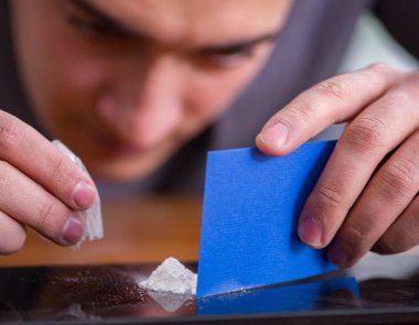 Ofisteki uyuşturucu bağımlısı işadamı.