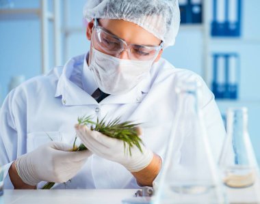 Laboratuvarda bilim adamıyla biyoteknoloji kavramı