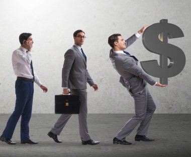 Erkeklerin aşamalarda ilerlediği iş konsepti