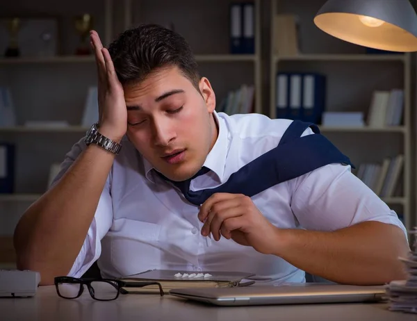 Uomo d'affari che rimane fino a tardi in ufficio per droga — Foto Stock