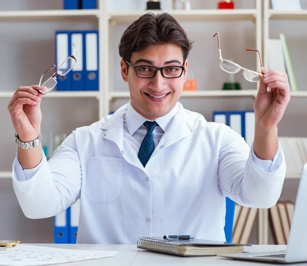 Doktor Optisyen elinde optik gözlük tutuyor. — Stok fotoğraf