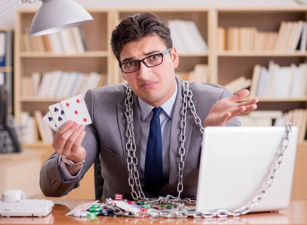 Joven hombre de negocios adicto a las tarjetas de juego en línea jugando en t —  Fotos de Stock