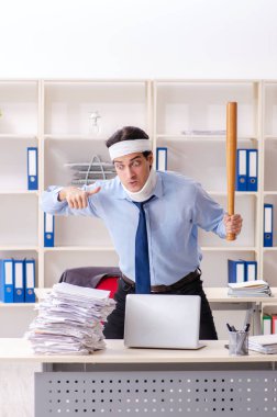 Ofiste çalışan erkek genç yaralı