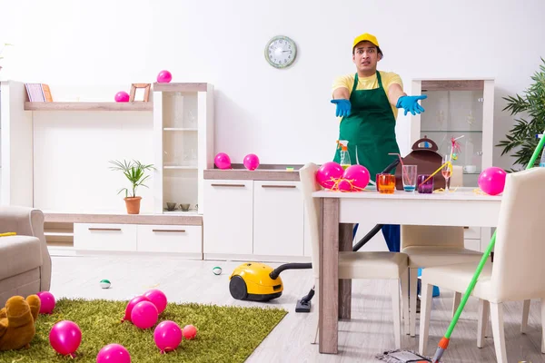 Giovane appaltatore maschile che fa lavori domestici dopo la festa — Foto Stock