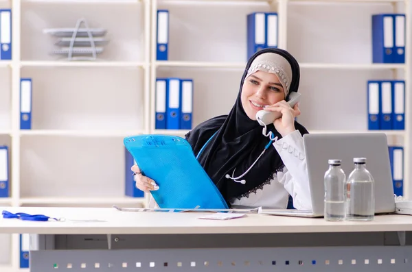 Jonge arts in hijab werkzaam in de kliniek — Stockfoto