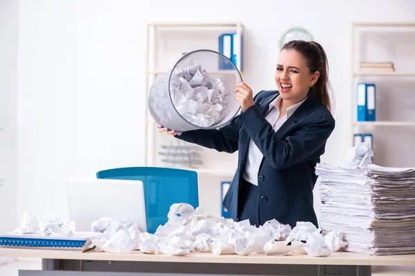 Zakenvrouw die nieuwe ideeën met veel papieren verwerpt — Stockfoto