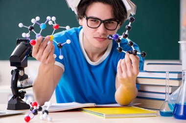 Sınıftaki genç erkek öğrenci.