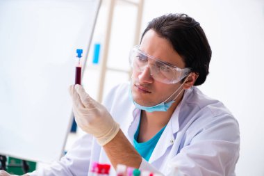 Laboratuvarda çalışan genç bir kimyager.