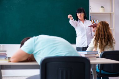 Eski öğretmen ve öğrenciler sınıfta.