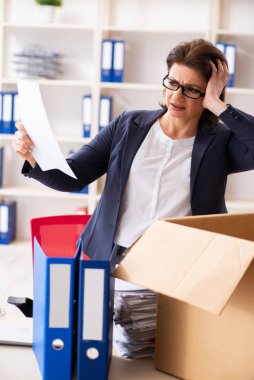 Orta yaşlı kadın çalışanın işinden kovulması