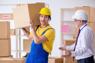 Profesyonel nakliyeciler evde yer değiştiriyor.