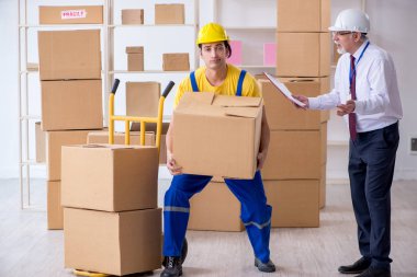 Profesyonel nakliyeciler evde yer değiştiriyor.