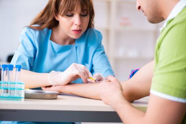 Hastane kliniğinde kan transfüzyonu