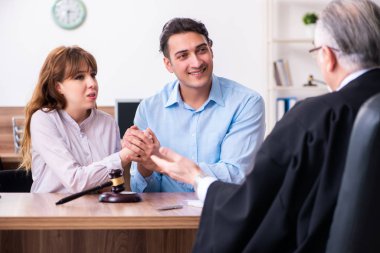 Boşanma konseptinde genç bir çift