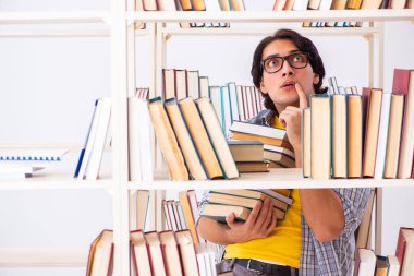 Erkek öğrenci kütüphanede sınava hazırlanıyor