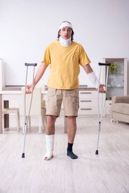 Evde kazadan sonra iyileşen genç adam.