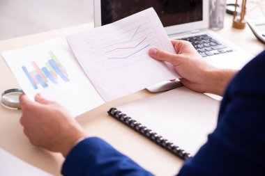 Büyüme konseptinde genç erkek satış analisti