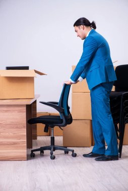 Genç yakışıklı işadamı işinden kovuluyor.