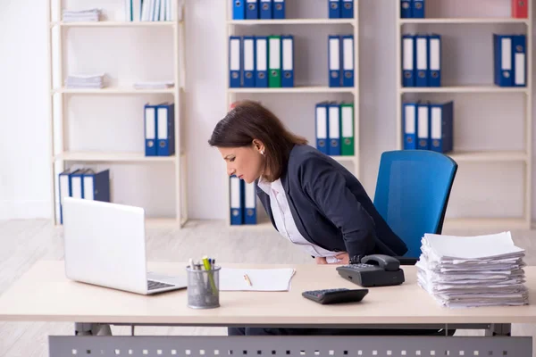 Employée d'âge moyen souffrant au bureau — Photo