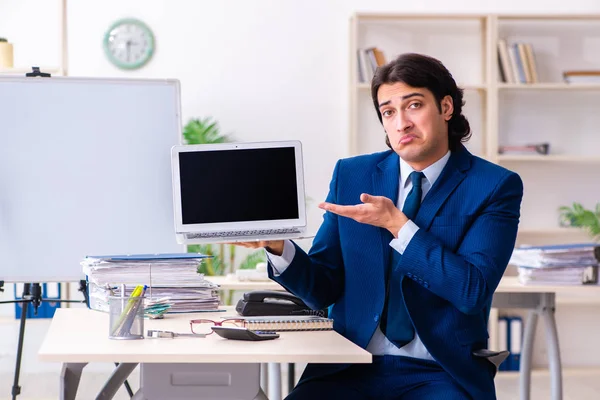 Joven hombre de negocios sentado y trabajando en la oficina —  Fotos de Stock