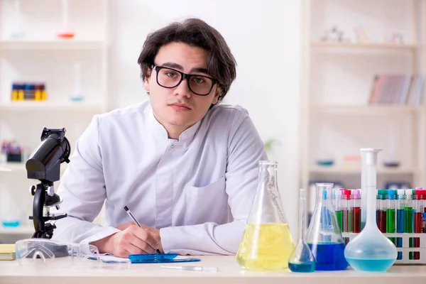 Mladý mužský biochemik pracující v laboratoři — Stock fotografie