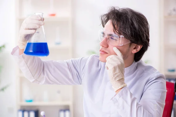 Giovane biochimico maschile che lavora in laboratorio — Foto Stock