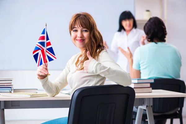 Anciana profesora de inglés y alumnas en el aula —  Fotos de Stock