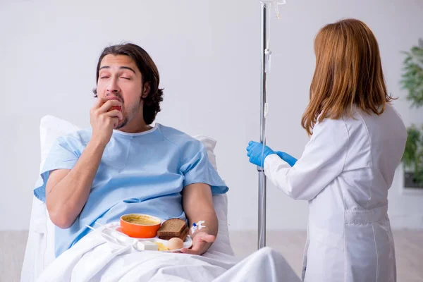 Paziente maschio che mangia cibo in ospedale — Foto Stock