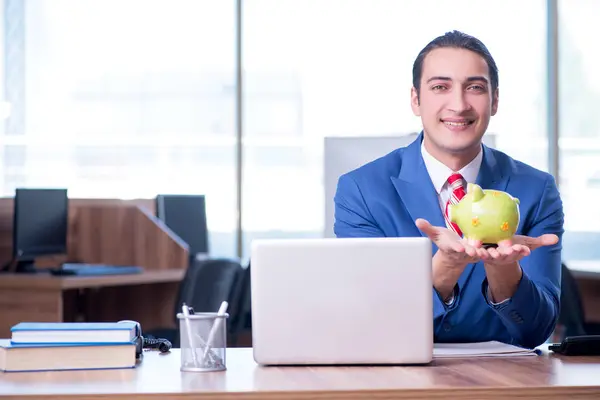 Ung stilig affärsman sitter på kontoret — Stockfoto