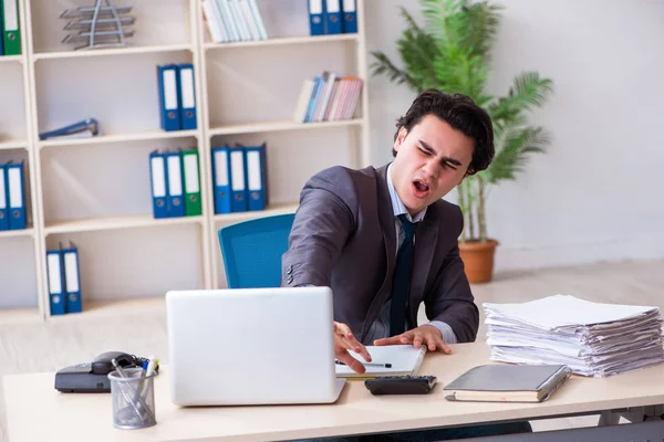 Jeune employé masculin travaillant au bureau — Photo