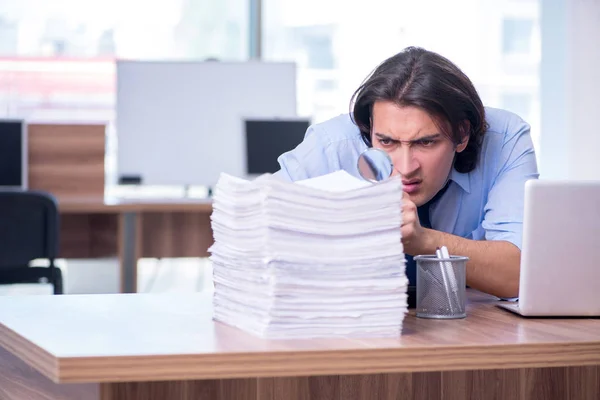 Junge Angestellte unzufrieden mit exzessiver Arbeit — Stockfoto